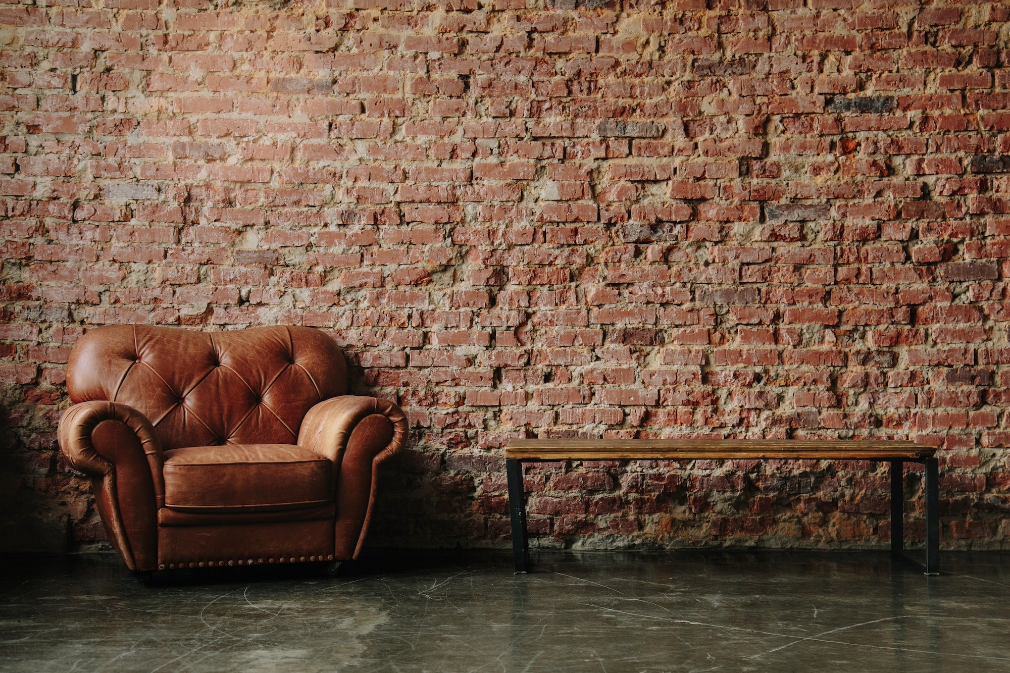 Living_room_with_brick_wall.jpg