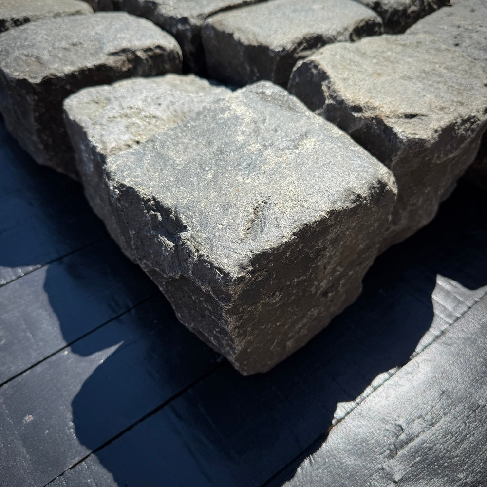 Chief Bricks Reclaimed stones Reclaimed New York Granite Cobblestone - Cubes 6" x 6" x 6" 8