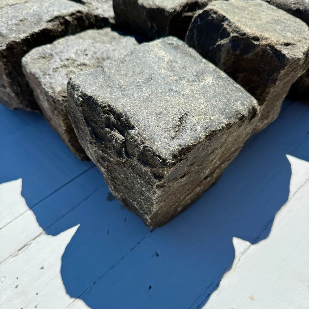 Chief Bricks Reclaimed stones Reclaimed New York Granite Cobblestone - Cubes 6" x 6" x 6" 6